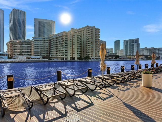 Продажа дома по адресу 2602 E Hallandale Beach Blvd Unit #R2708 - фото 5524539