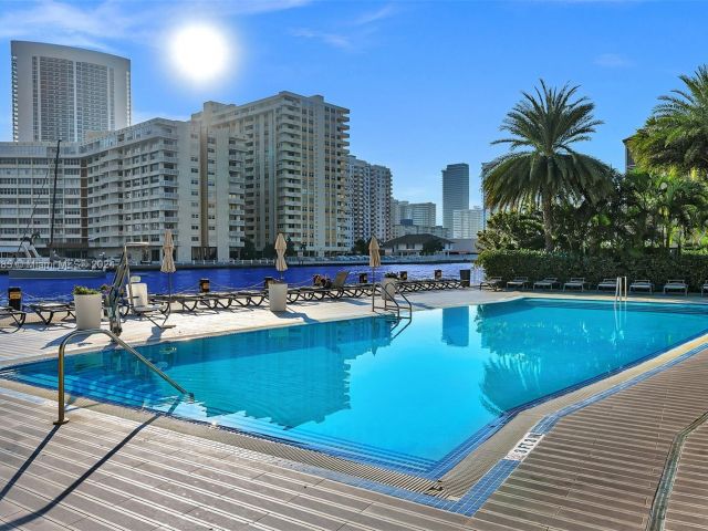 Продажа дома по адресу 2602 E Hallandale Beach Blvd Unit #R2708 - фото 5524540