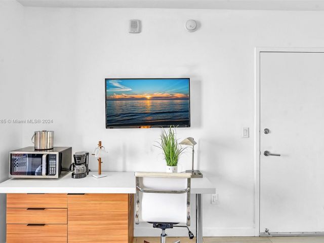 Продажа дома по адресу 2602 E Hallandale Beach Blvd Unit #R2708 - фото 5524542