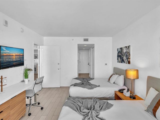 Продажа дома по адресу 2602 E Hallandale Beach Blvd Unit #R2708 - фото 5524543