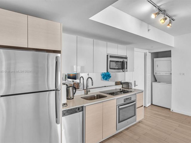 Продажа дома по адресу 2602 E Hallandale Beach Blvd Unit #R2708 - фото 5524547