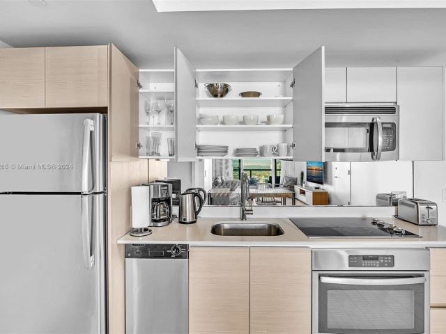 Продажа дома по адресу 2602 E Hallandale Beach Blvd Unit #R2708 - фото 5524548