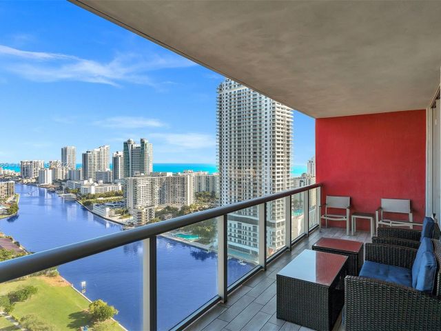 Продажа дома по адресу 2602 E Hallandale Beach Blvd Unit #R2708 - фото 5524555