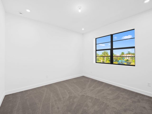 Продажа дома по адресу 2732 NW 87th Terrace - фото 6688330