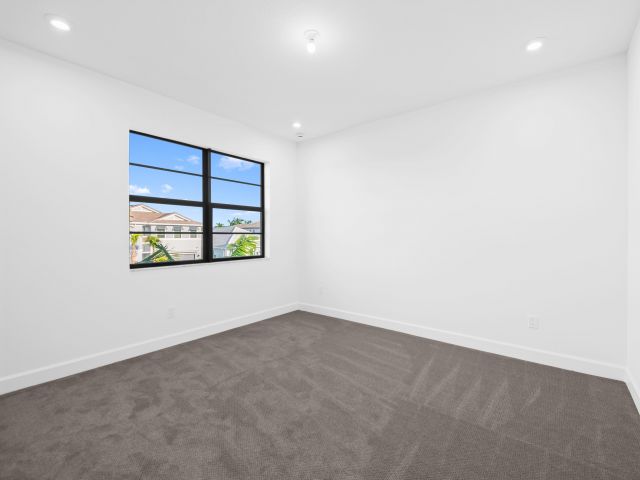 Продажа дома по адресу 2732 NW 87th Terrace - фото 6688332