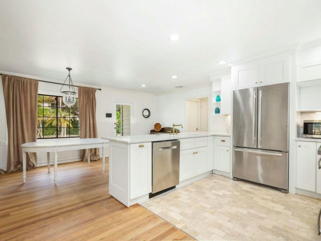 Дом в аренду по адресу 240 Almeria Road - фото 5766409