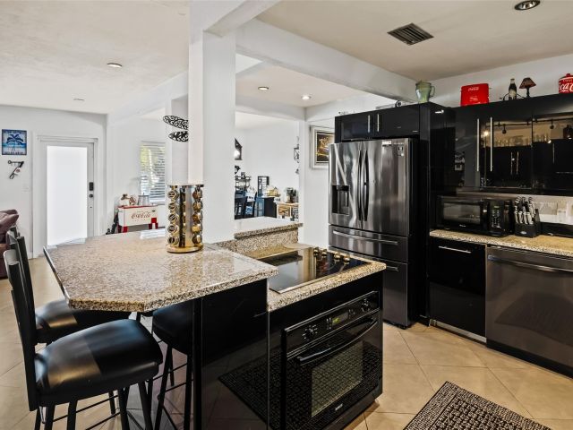 Продажа дома по адресу 832 NE 16th Pl - фото 5762067