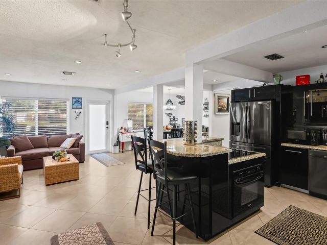 Продажа дома по адресу 832 NE 16th Pl - фото 5762068