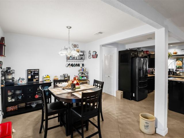 Продажа дома по адресу 832 NE 16th Pl - фото 5762069