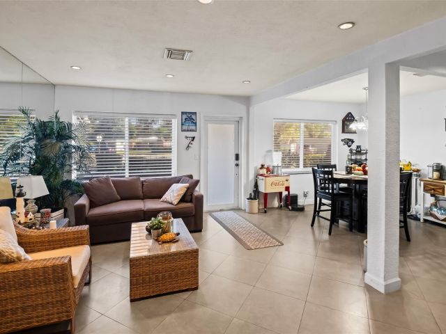 Продажа дома по адресу 832 NE 16th Pl - фото 5762070