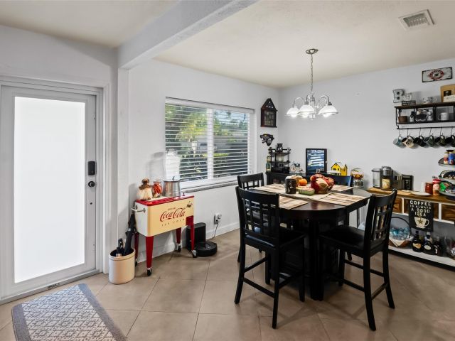 Продажа дома по адресу 832 NE 16th Pl - фото 5762072