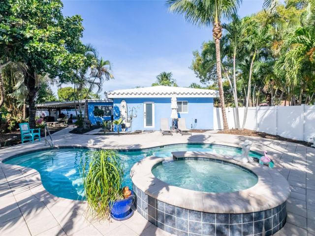 Продажа дома по адресу 832 NE 16th Pl - фото 5762076