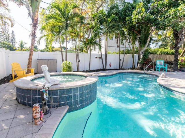 Продажа дома по адресу 832 NE 16th Pl - фото 5762077