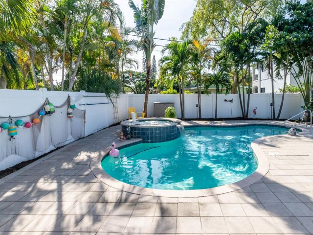 Продажа дома по адресу 832 NE 16th Pl - фото 5762078