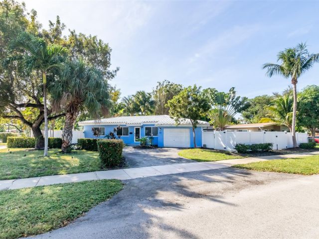 Продажа дома по адресу 832 NE 16th Pl - фото 5762084