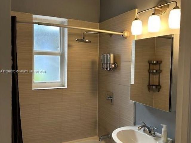 Продажа дома по адресу 810 NW 43rd St - фото 5969402