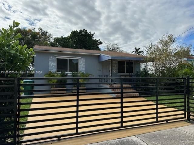 Продажа дома по адресу 810 NW 43rd St - фото 5969406