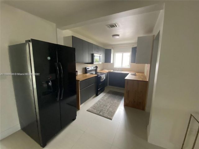 Продажа дома по адресу 1438 NW 27th St - фото 5969286