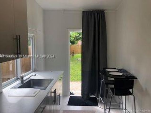 Продажа дома по адресу 1438 NW 27th St - фото 5969290