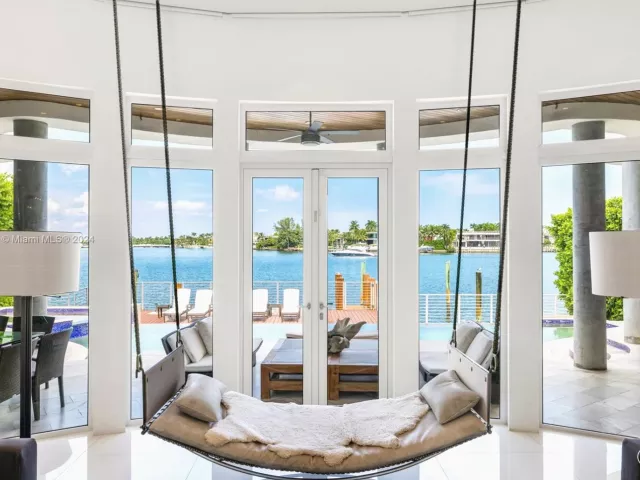 Продажа дома по адресу 271 N Hibiscus Dr - фото 5516170