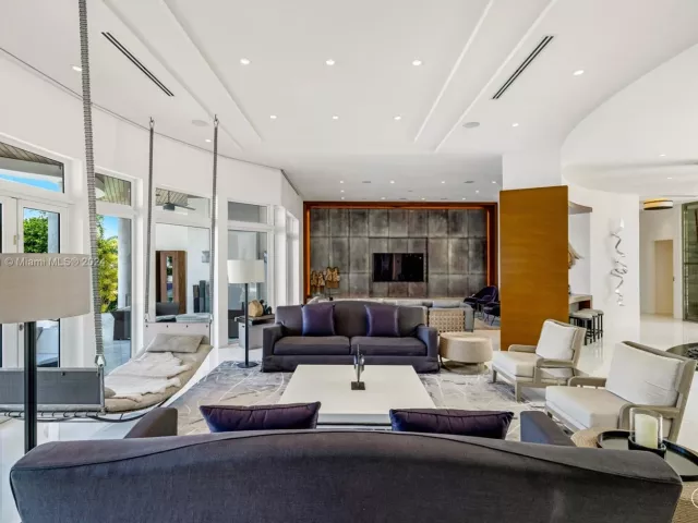 Продажа дома по адресу 271 N Hibiscus Dr - фото 5516172