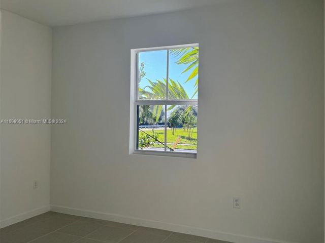 Дом в аренду по адресу 18669 SW 136 Ave 1 - фото 6110644