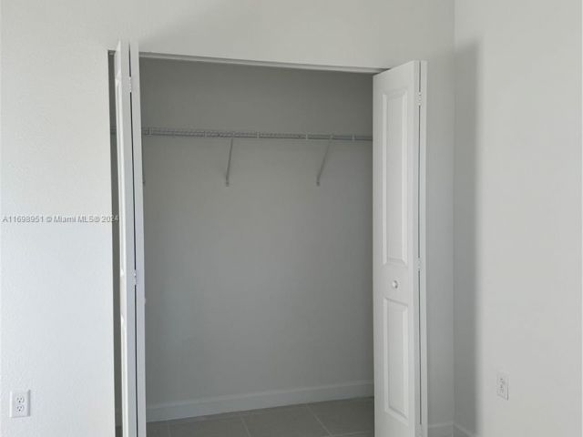 Дом в аренду по адресу 18669 SW 136 Ave 1 - фото 6110645