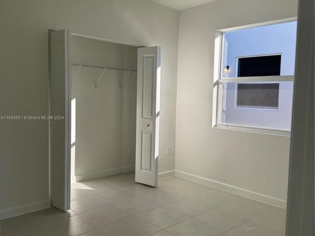 Дом в аренду по адресу 18669 SW 136 Ave 1 - фото 6110646