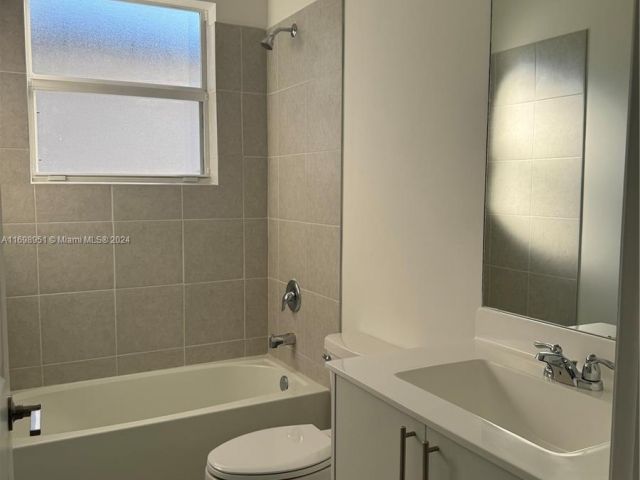 Дом в аренду по адресу 18669 SW 136 Ave 1 - фото 6110647