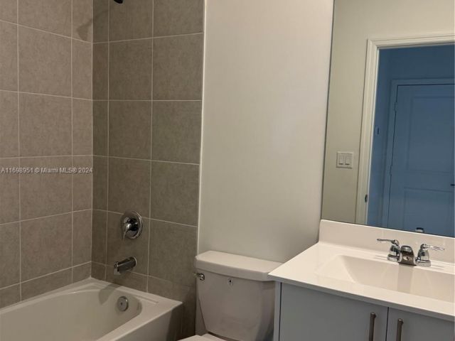 Дом в аренду по адресу 18669 SW 136 Ave 1 - фото 6110648