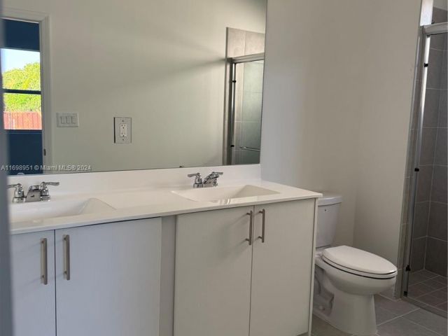 Дом в аренду по адресу 18669 SW 136 Ave 1 - фото 6110649