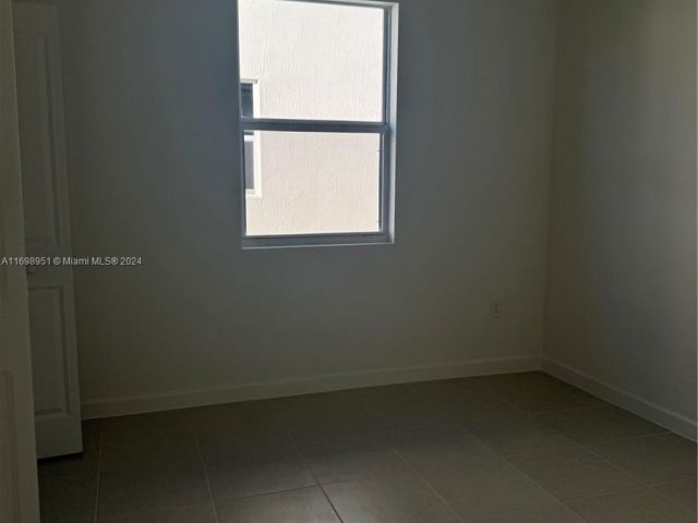 Дом в аренду по адресу 18669 SW 136 Ave 1 - фото 6110650