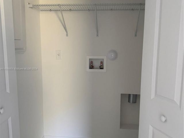 Дом в аренду по адресу 18669 SW 136 Ave 1 - фото 6110653