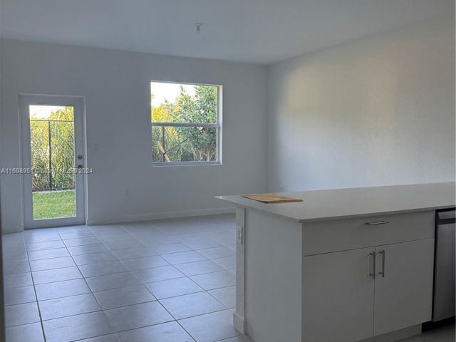 Дом в аренду по адресу 18669 SW 136 Ave 1 - фото 6110655