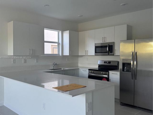 Дом в аренду по адресу 18669 SW 136 Ave 1 - фото 6110656