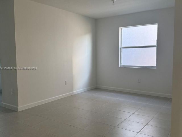 Дом в аренду по адресу 18669 SW 136 Ave 1 - фото 6110657