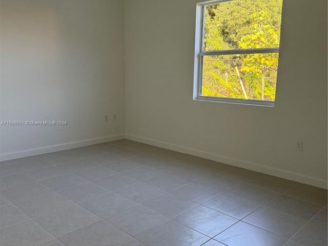 Дом в аренду по адресу 18669 SW 136 Ave 1 - фото 6110658