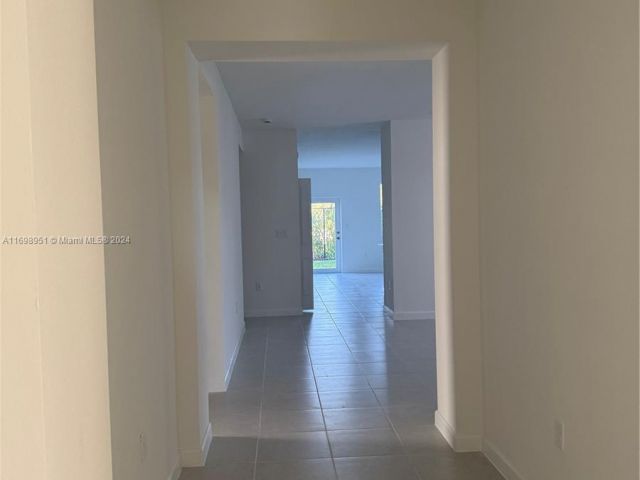 Дом в аренду по адресу 18669 SW 136 Ave 1 - фото 6110659