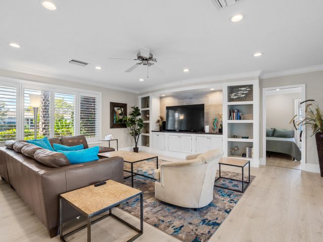 Продажа дома по адресу 1008 NE 26th Avenue - фото 5540301