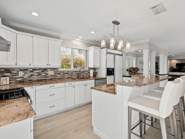 Продажа дома по адресу 1008 NE 26th Avenue - фото 5540307