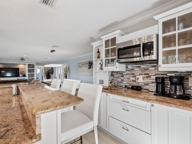 Продажа дома по адресу 1008 NE 26th Avenue - фото 5540308