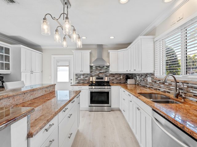 Продажа дома по адресу 1008 NE 26th Avenue - фото 5540309