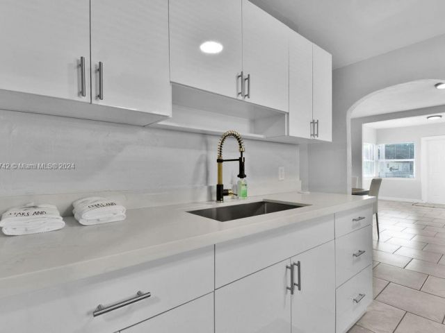 Продажа дома по адресу 585 NW 51st St - фото 5703761