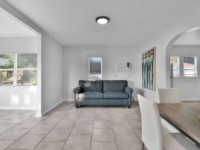 Продажа дома по адресу 585 NW 51st St - фото 5703762