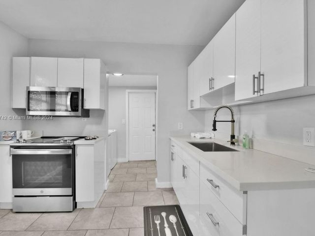 Продажа дома по адресу 585 NW 51st St - фото 5703768