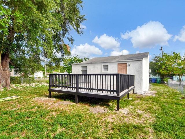 Продажа дома по адресу 585 NW 51st St - фото 5703769