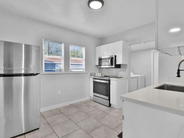 Продажа дома по адресу 585 NW 51st St - фото 5703776