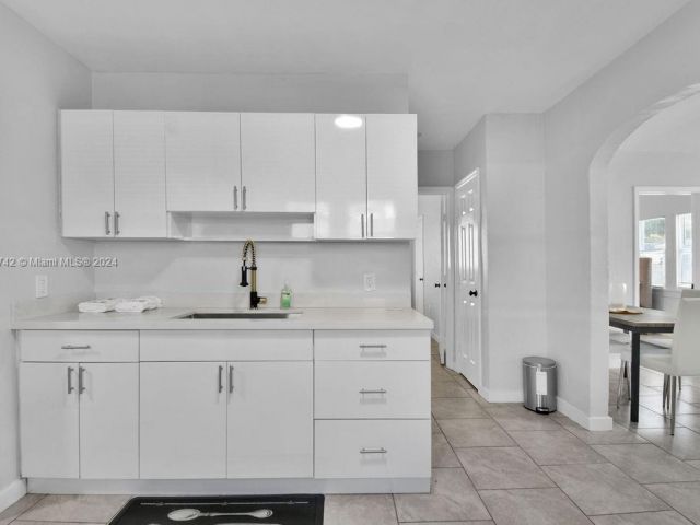 Продажа дома по адресу 585 NW 51st St - фото 5703777