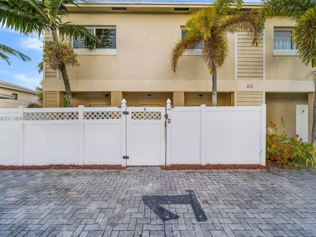 Продажа дома по адресу 615 NW 10th Ter 1 - фото 7464987