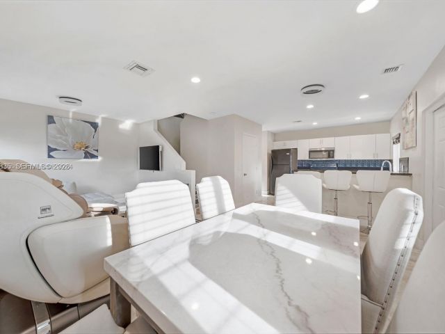 Продажа дома по адресу 615 NW 10th Ter 1 - фото 7464998